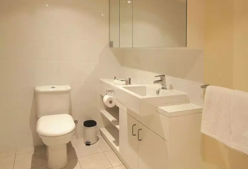 Отель Oaks Melbourne On Lonsdale Suites