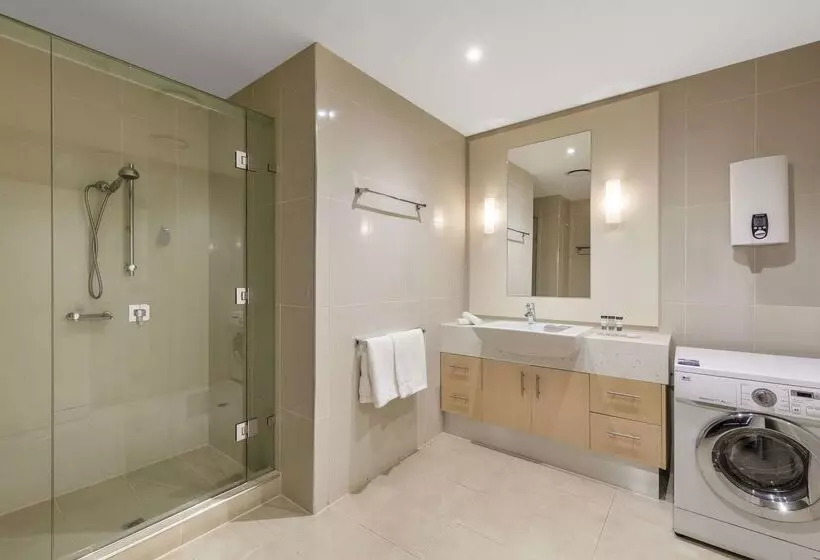 Отель Oaks Melbourne On Lonsdale Suites