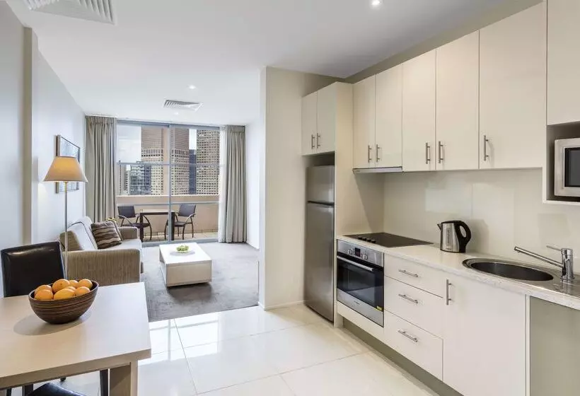 Отель Oaks Melbourne On Lonsdale Suites