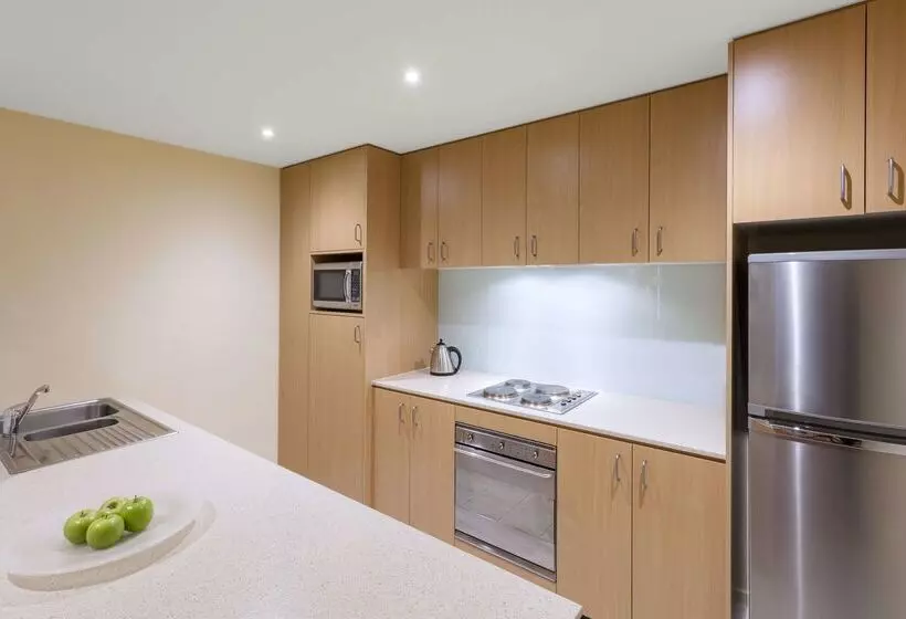 Отель Oaks Melbourne On Lonsdale Suites