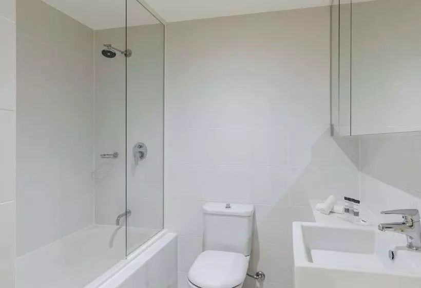 Отель Oaks Melbourne On Lonsdale Suites