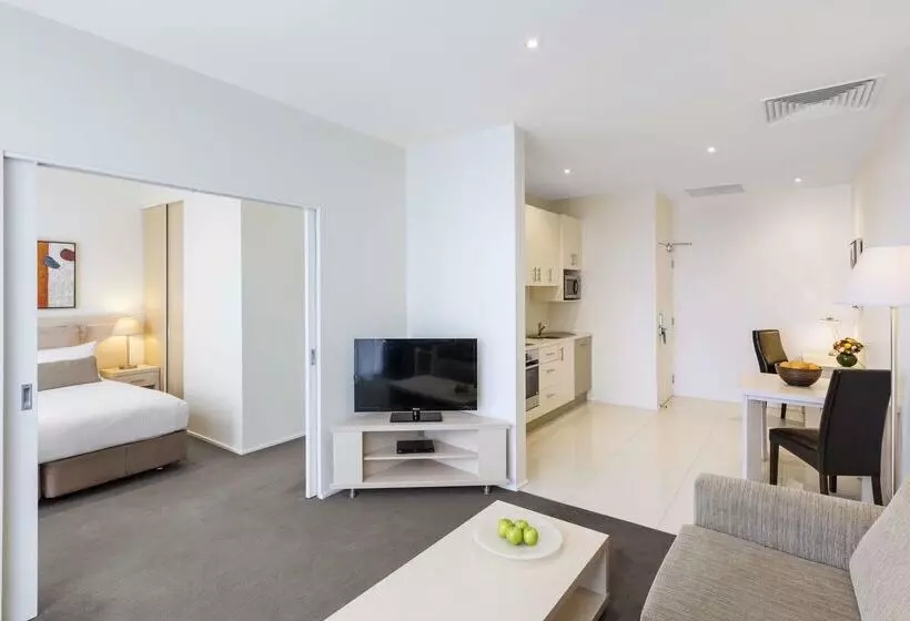 Отель Oaks Melbourne On Lonsdale Suites