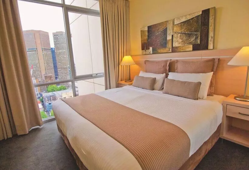 Отель Oaks Melbourne On Lonsdale Suites