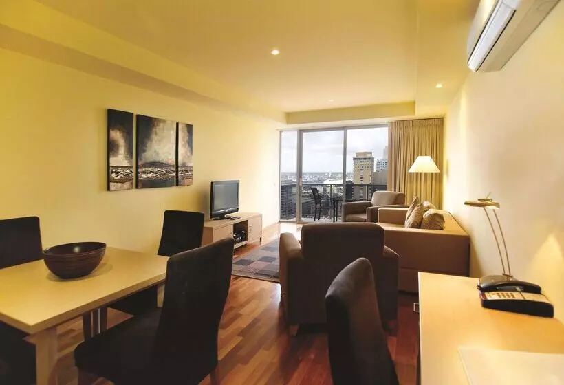 Отель Oaks Melbourne On Lonsdale Suites