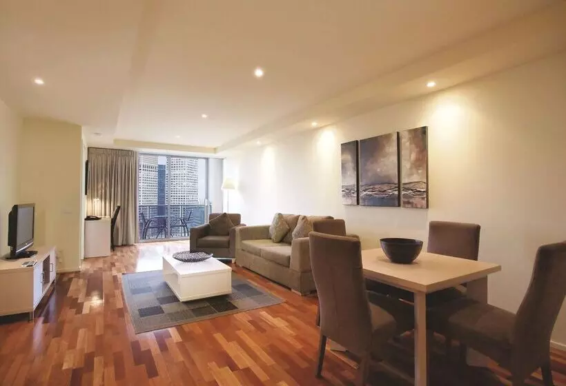 Отель Oaks Melbourne On Lonsdale Suites
