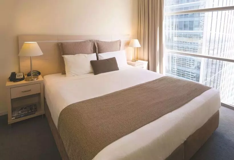 Отель Oaks Melbourne On Lonsdale Suites