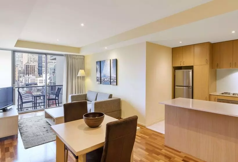 Отель Oaks Melbourne On Lonsdale Suites