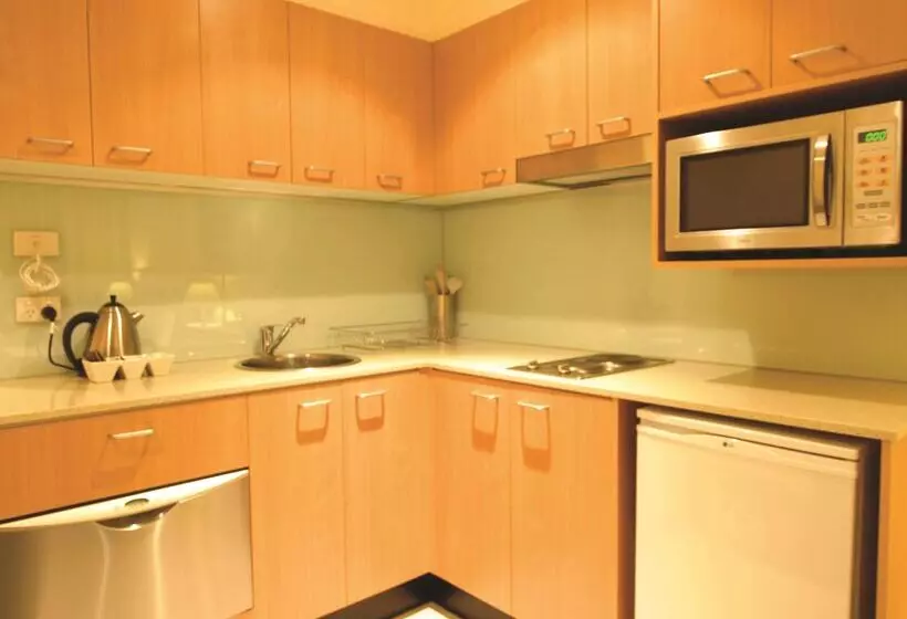 Отель Oaks Melbourne On Lonsdale Suites