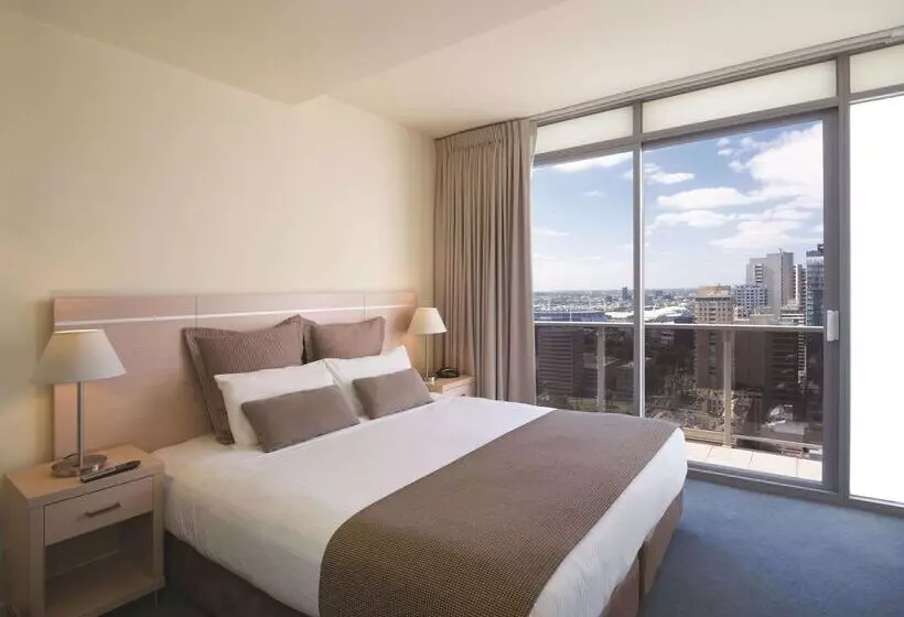 Отель Oaks Melbourne On Lonsdale Suites