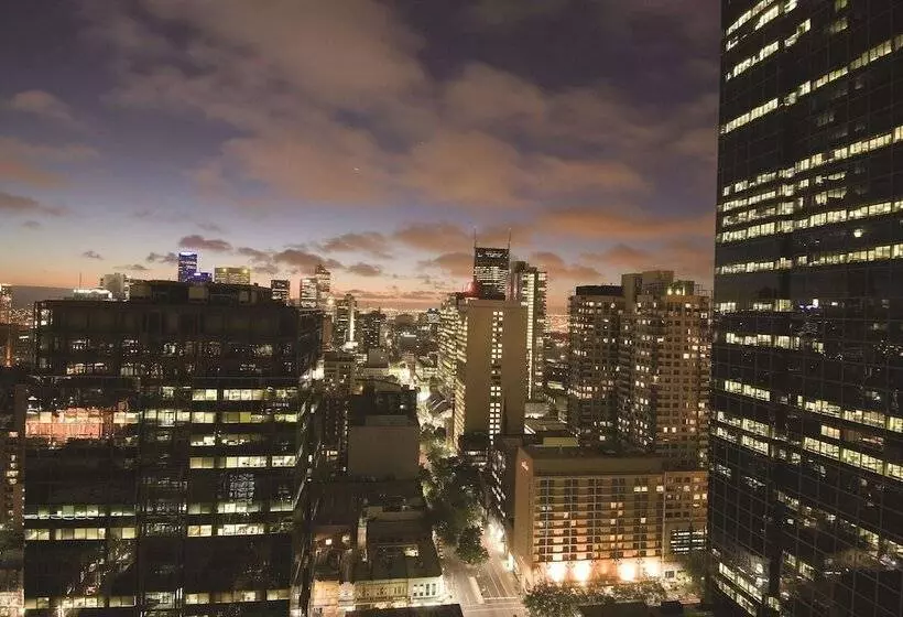 Отель Oaks Melbourne On Lonsdale Suites