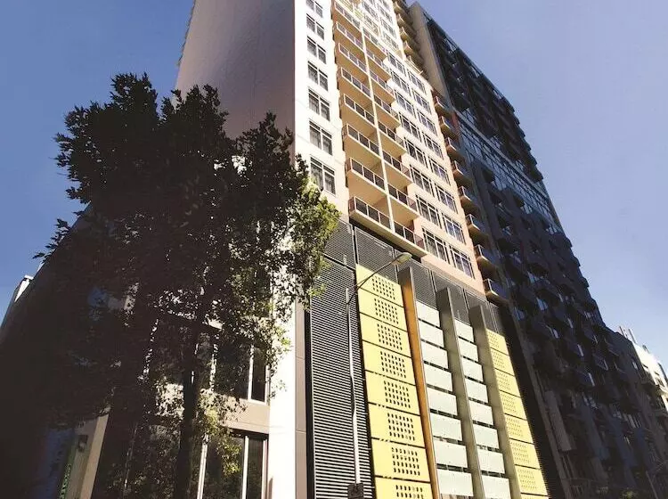 Отель Oaks Melbourne On Lonsdale Suites