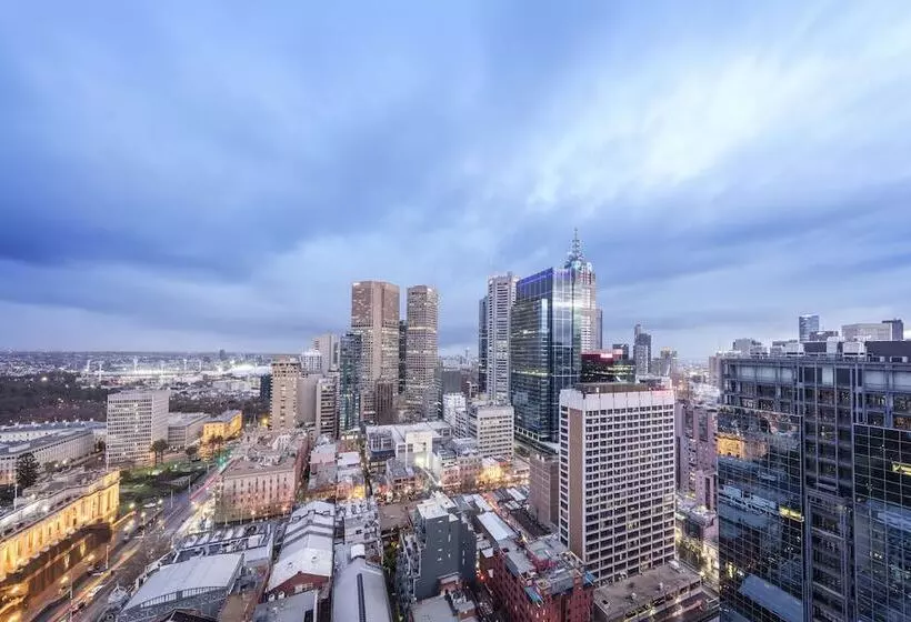 Отель Oaks Melbourne On Lonsdale Suites