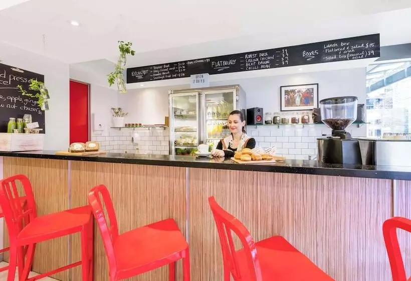 Отель Oaks Melbourne On Lonsdale Suites