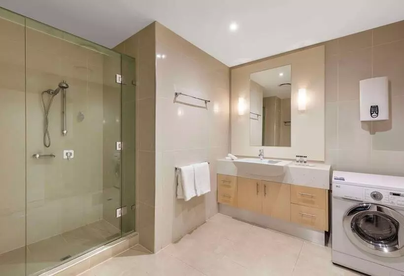 Отель Oaks Melbourne On Lonsdale Suites