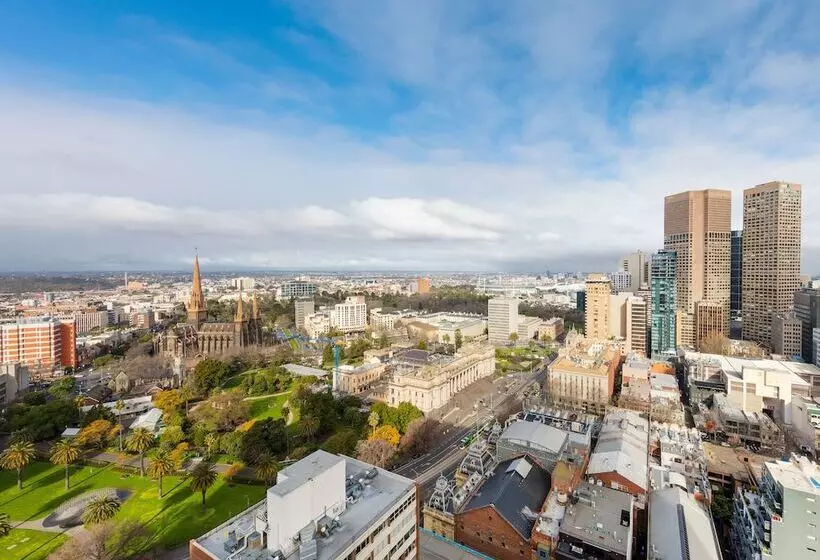 Отель Oaks Melbourne On Lonsdale Suites