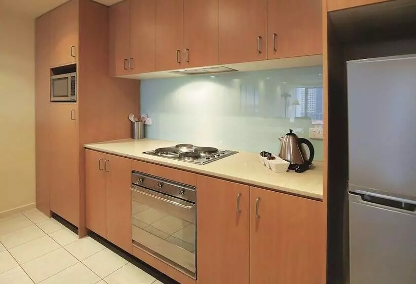 Отель Oaks Melbourne On Lonsdale Suites