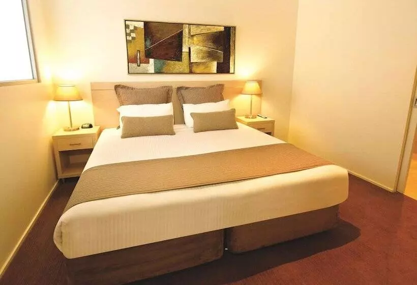 Отель Oaks Melbourne On Lonsdale Suites