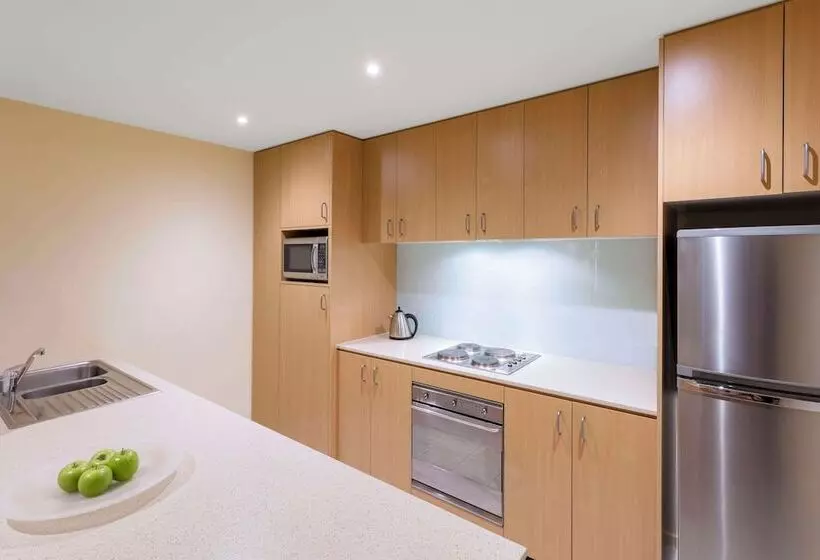 Отель Oaks Melbourne On Lonsdale Suites