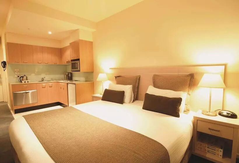 Отель Oaks Melbourne On Lonsdale Suites