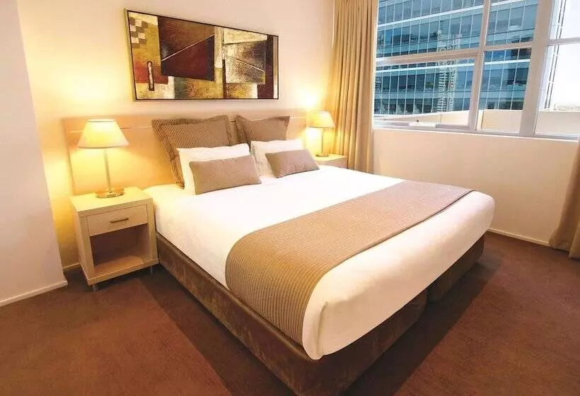 Отель Oaks Melbourne On Lonsdale Suites