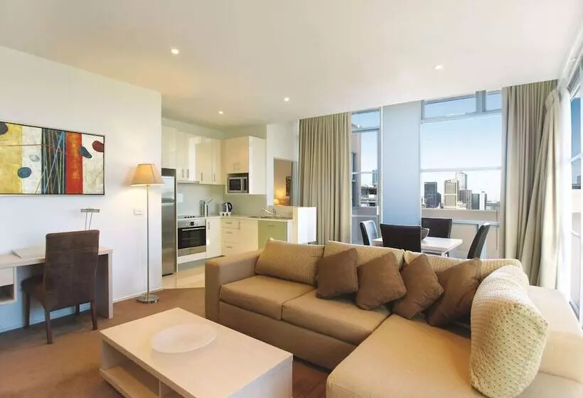 Отель Oaks Melbourne On Lonsdale Suites