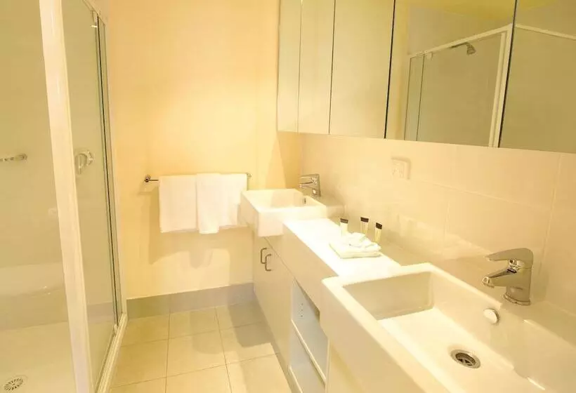 Отель Oaks Melbourne On Lonsdale Suites