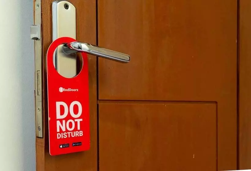 Hotelli Reddoorz Near Cbd Ciledug
