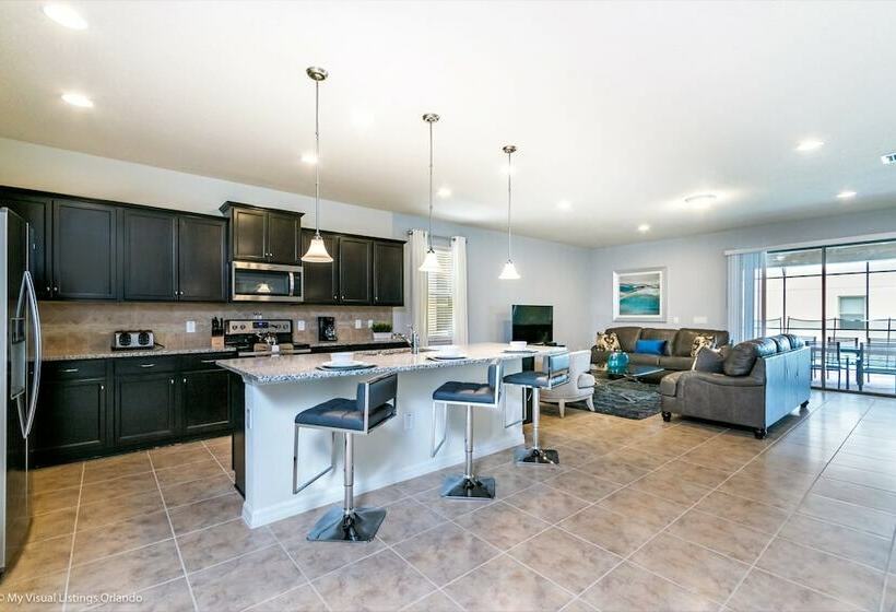 Beautiful 8 Bed Villa Pool & Spa