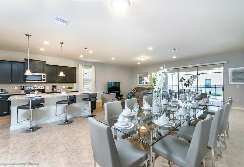 Beautiful 8 Bed Villa Pool & Spa