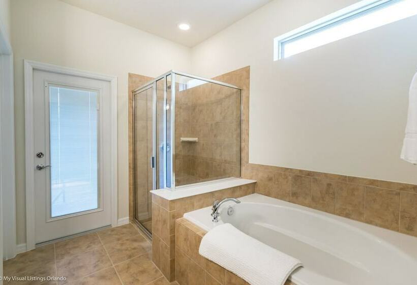 Beautiful 8 Bed Villa Pool & Spa