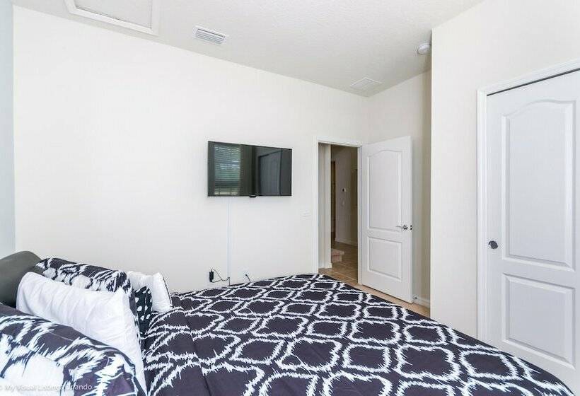 Beautiful 8 Bed Villa Pool & Spa