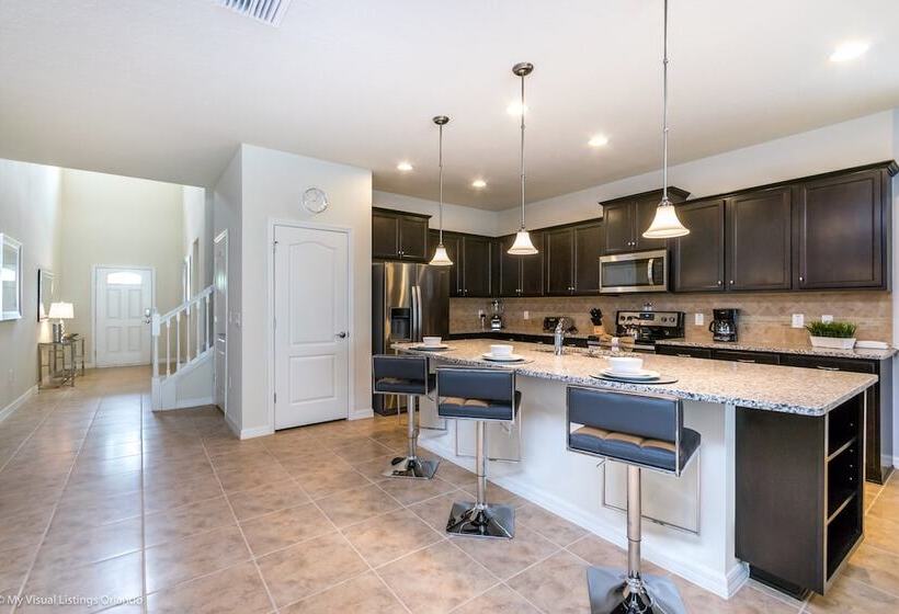 Beautiful 8 Bed Villa Pool & Spa