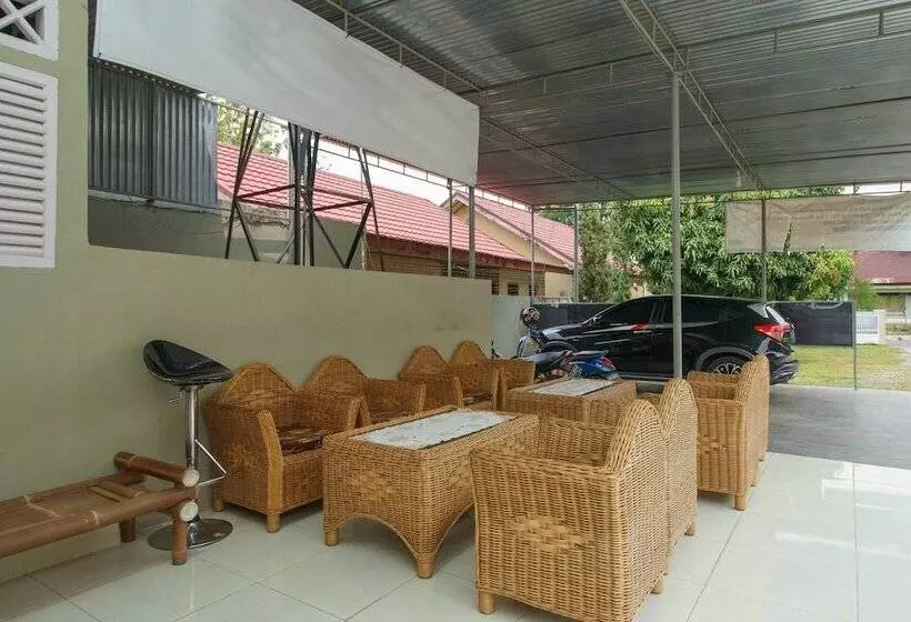 ペンション Reddoorz Near Watervang Lubuk Linggau 2