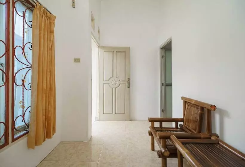 ペンション Reddoorz Near Watervang Lubuk Linggau 2