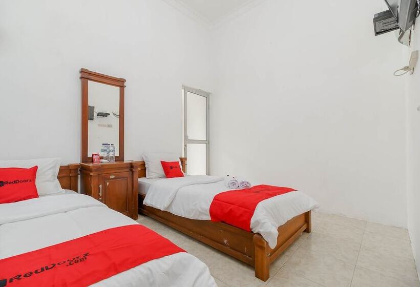 Pension Reddoorz Near Watervang Lubuk Linggau 2