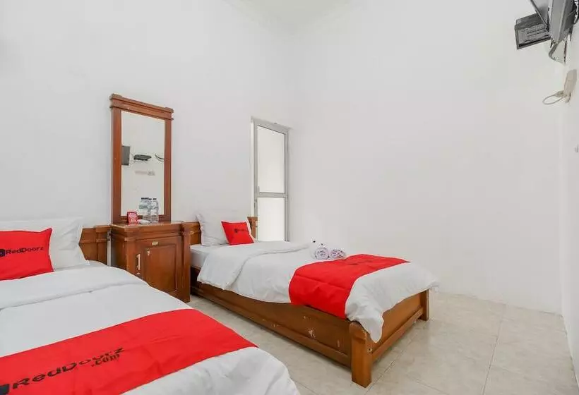 ペンション Reddoorz Near Watervang Lubuk Linggau 2