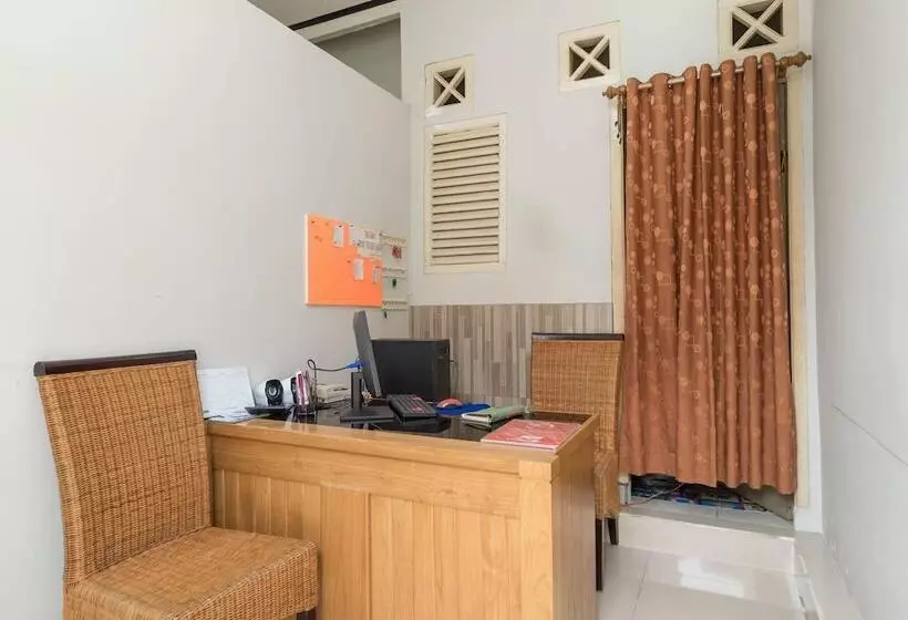 ペンション Reddoorz Near Watervang Lubuk Linggau 2