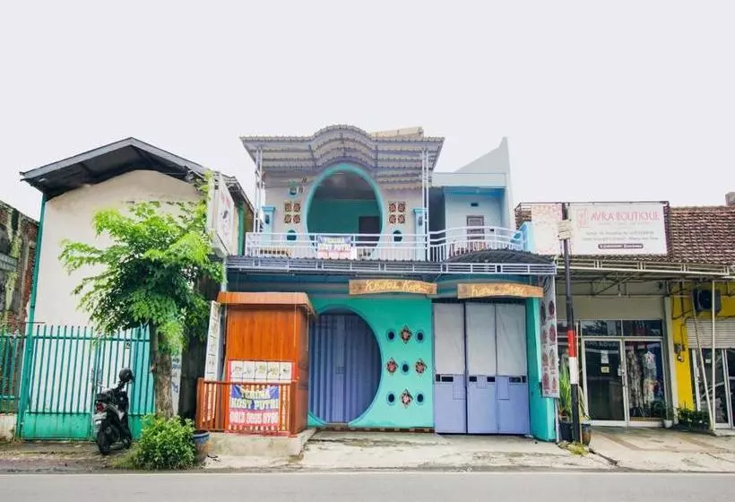 ホテル Oyo 90179 Sybilla Cafe & Homestay