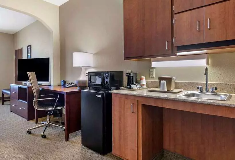 ホテル Comfort Suites Waco Near University Area