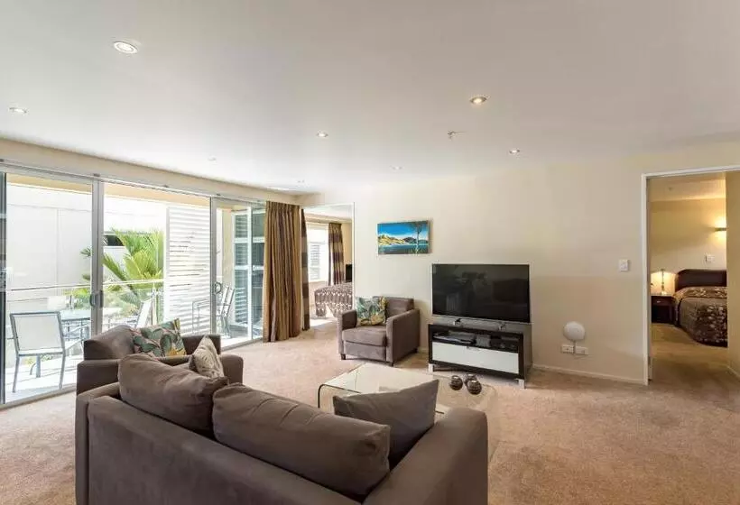 Отель Edgewater Palms Apartments