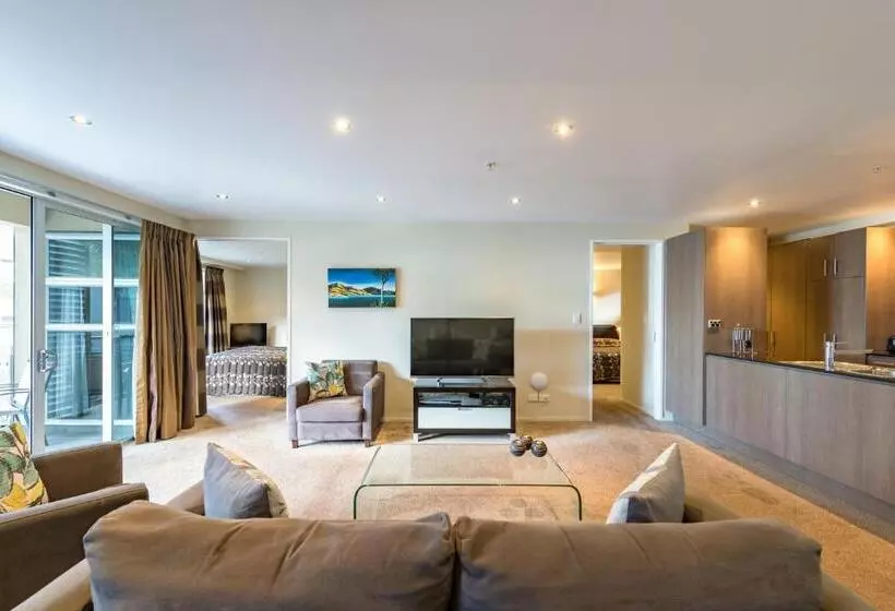 Отель Edgewater Palms Apartments