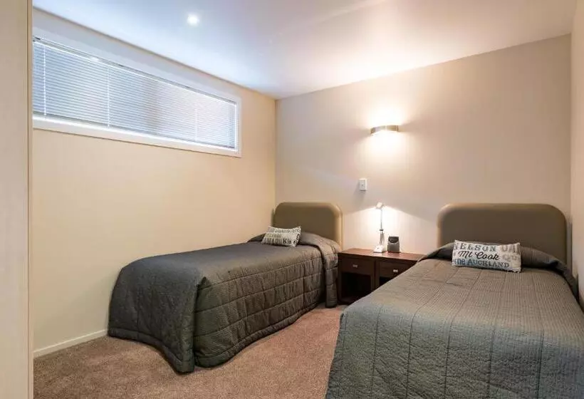 Отель Edgewater Palms Apartments