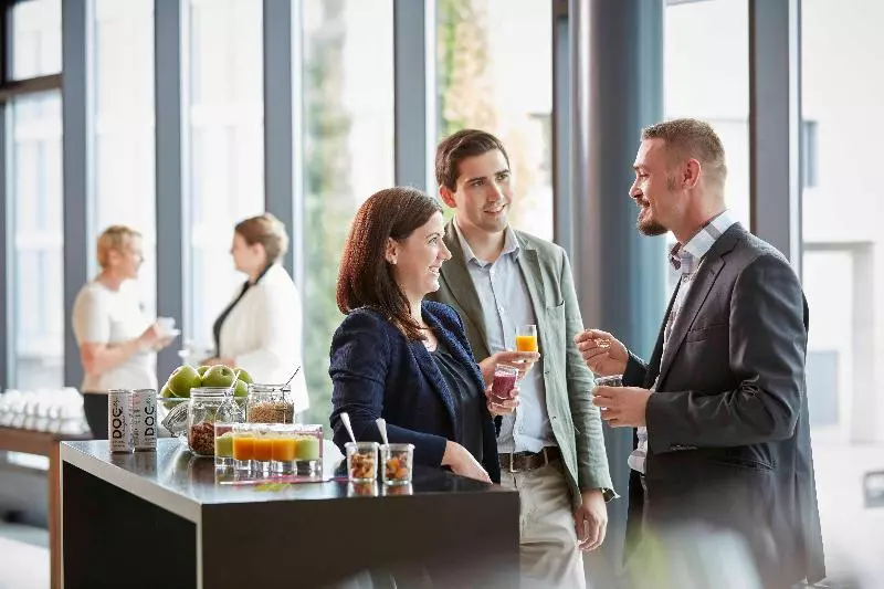 Hotel Holiday Inn Zürich Messe, An Ihg