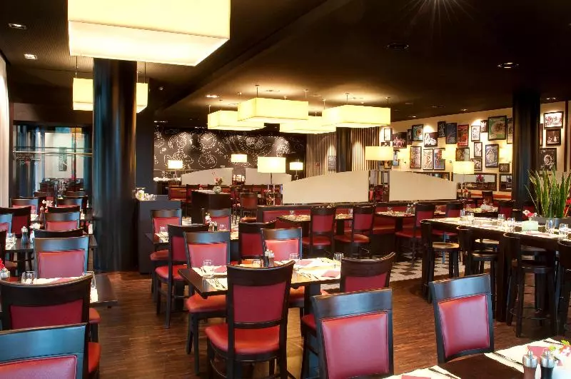 Hotel Holiday Inn Zürich Messe, An Ihg