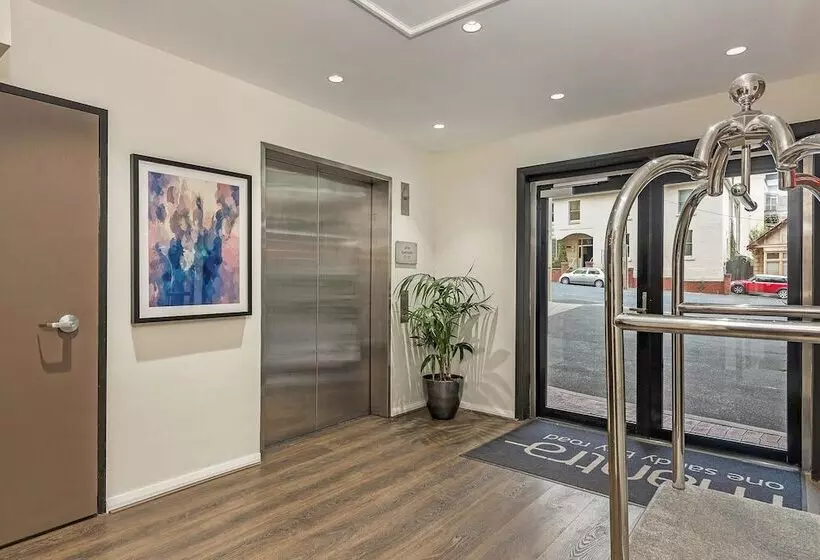 Отель Mantra One Sandy Bay Road