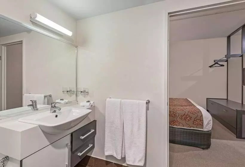 Отель Mantra One Sandy Bay Road