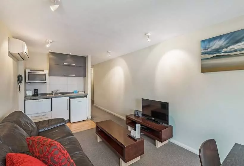 Отель Mantra One Sandy Bay Road