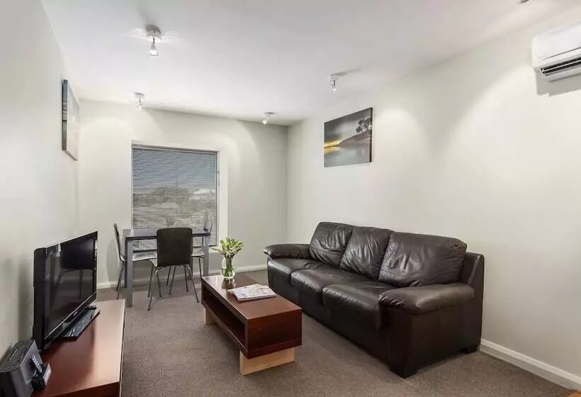 Отель Mantra One Sandy Bay Road