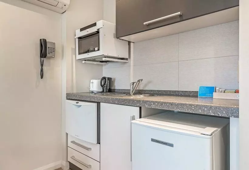 Отель Mantra One Sandy Bay Road