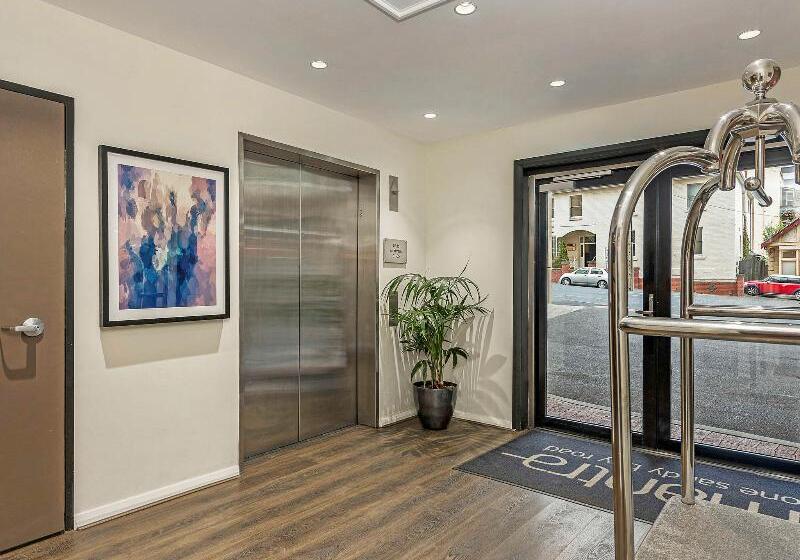 בית מלון כפרי Mantra One Sandy Bay Road